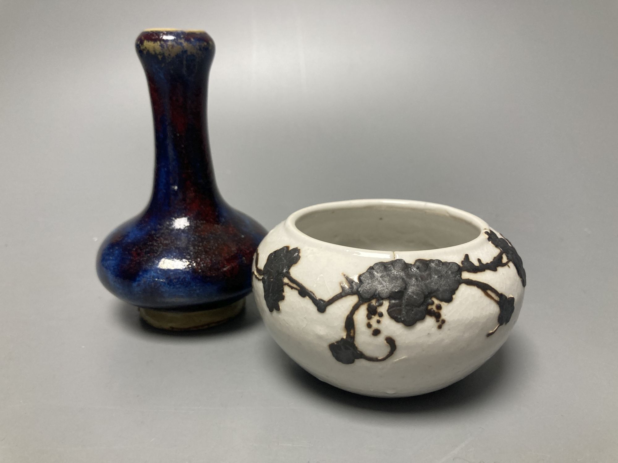 A Chinese bottle vase and a jar, height 11cm